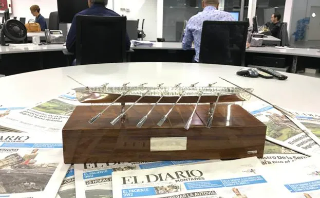 Imagen principal - Trofeo del campeonato, patrocinado por El Diario Montañés.