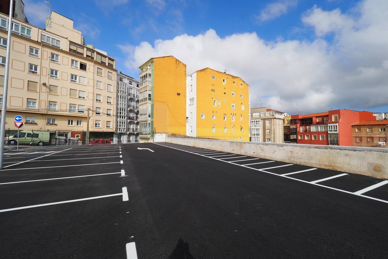 Se ha inaugurado ya el aparcamiento gratuito provisional del solar de la desaparecida Tabacalera de la calle Alta. Hay 206 plazas para vehículos (7 de ellas reservadas para personas con movilidad reducida) y 6 para motos. El nuevo aparcamiento tiene entrada y salida de vehículos por la calle Alta y tres accesos peatonales: en la calle Alta, en la calle Juan de Garay y en Alcázar de Toledo. 