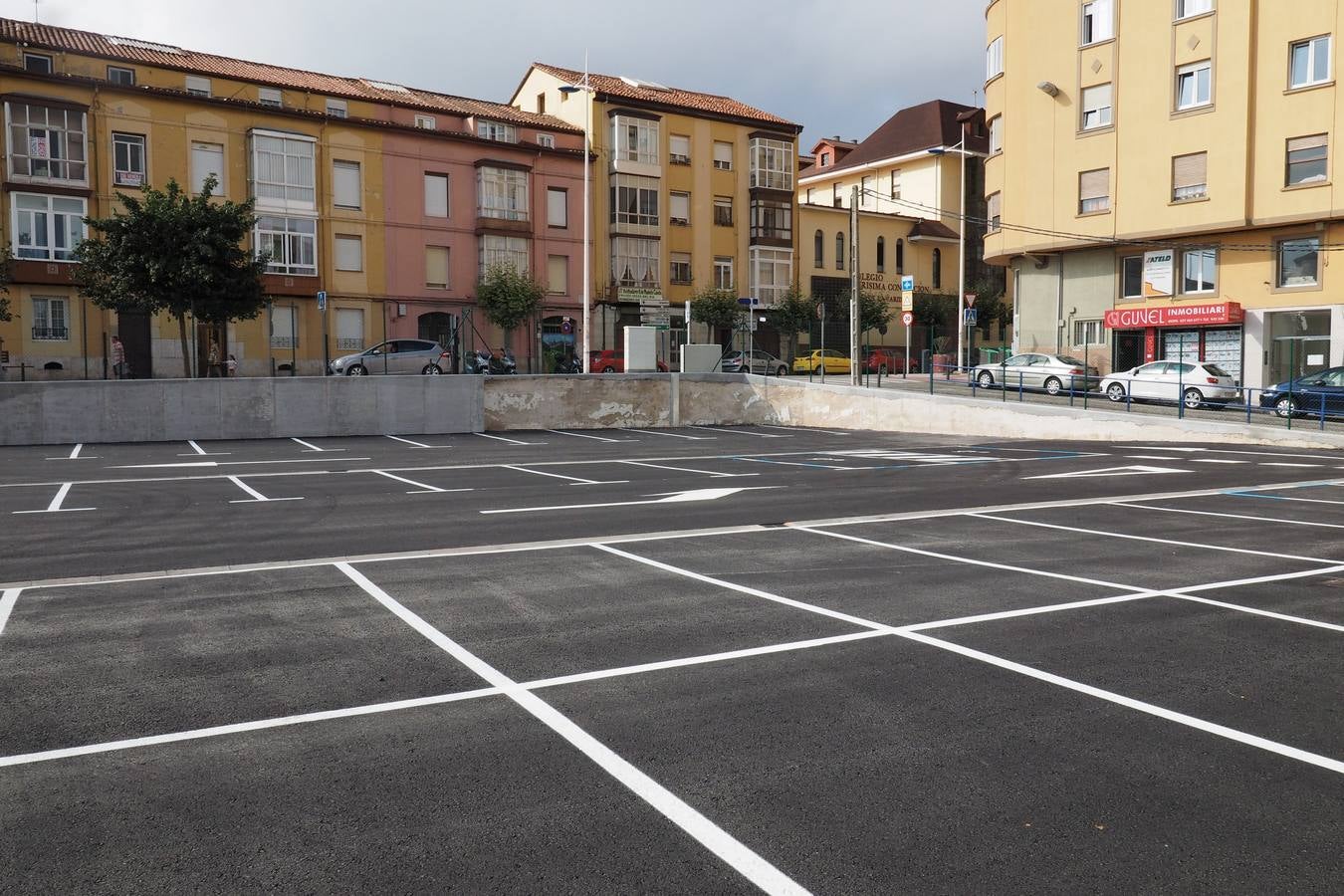 Se ha inaugurado ya el aparcamiento gratuito provisional del solar de la desaparecida Tabacalera de la calle Alta. Hay 206 plazas para vehículos (7 de ellas reservadas para personas con movilidad reducida) y 6 para motos. El nuevo aparcamiento tiene entrada y salida de vehículos por la calle Alta y tres accesos peatonales: en la calle Alta, en la calle Juan de Garay y en Alcázar de Toledo. 