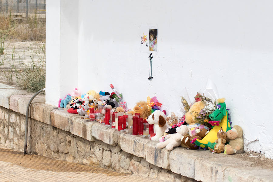 Los vecinos de la localidad malagueña siguen sin creer el caso de la pequeña tras conocer que una cámara de seguridad registró a la niña caminando sola sobre las vías del tren.