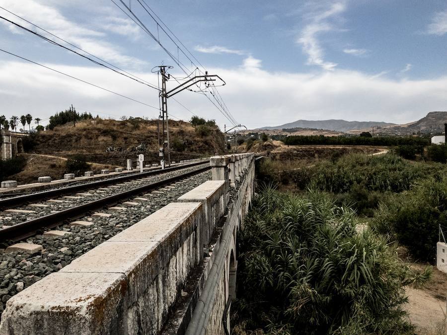 Los vecinos de la localidad malagueña siguen sin creer el caso de la pequeña tras conocer que una cámara de seguridad registró a la niña caminando sola sobre las vías del tren.