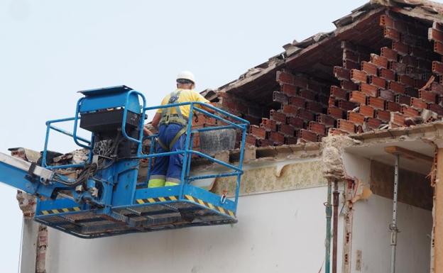 Imagen principal - Termina el desescombro y los peritos acceden al local en obras de la calle Sol