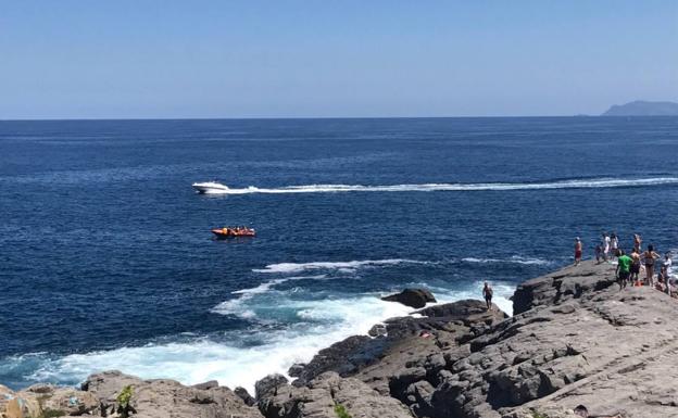 Uno de los momentos del rescate del pescador.