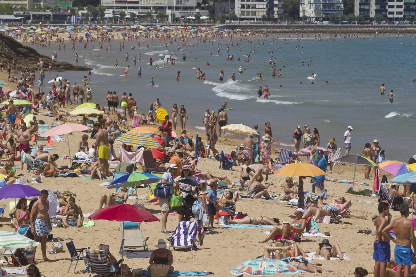 Las playas de El Sardinero, abarrotadas