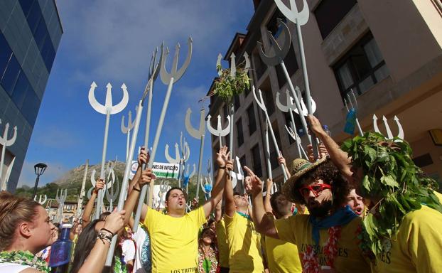 Desfile folclórico previo al inicio del 80 Descenso Internacional del Sella de 2016. 