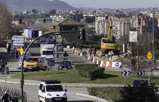 Un jardinero dando ayer los últimos retoques en los árbustos plantados en la mediana de la Avenida de Los Castros