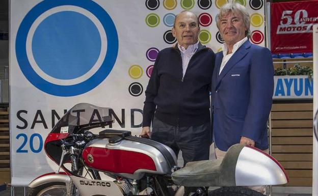 Ángel Nieto junto a Manuel Sainz, ‘Lolo’, en el Palacio de los Deportes de Santander ese mismo día de 2010. Nieto, buen amigo de la familia Sainz, no quiso perderse el 50 aniversario de Motos Lolo. 