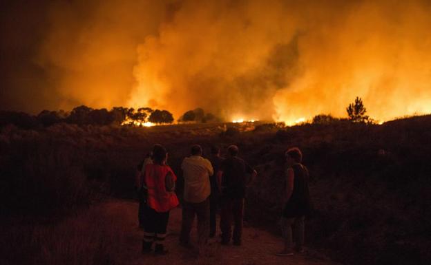 Imagen principal - El voraz incendio de Verín sigue avanzando