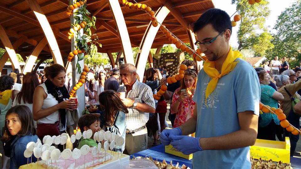 Un momento de la fiesta 'Limones Solidarios', en uno de los puestos donde se preparaban productos elaborados con limón.