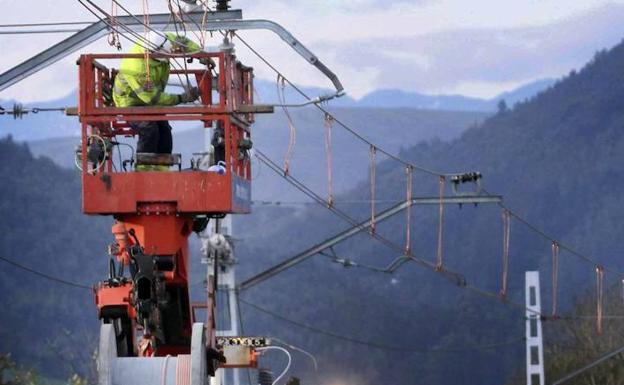 Obras de mejora de la catenaria, uno de los quebraderos de cabeza en la línea férrea Santander-Madrid 