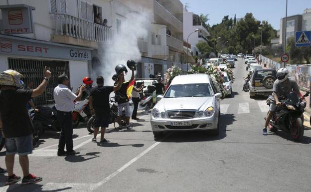 Moteros acompañan al coche fúnebre en el funeral en Ibiza para despedir a Ángel Nieto. 