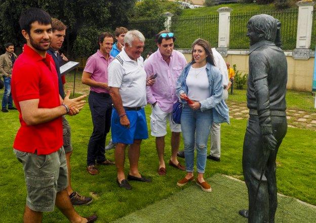 Miguel y Carmen Ballesteros, junto a la estatua del golfista que desde ayer está instalada en el Parque de La Barquería de Pedreña. 