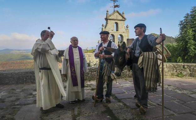 A su salida de Monteclaros Zubelzu y de la Parte recibieron la bendición de los padres dominicos. 