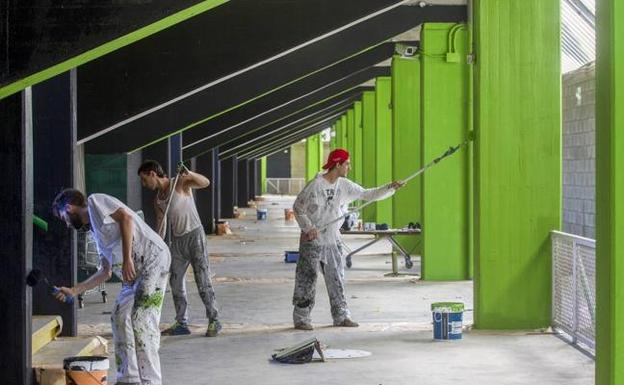 Operarios pintan el pasillo interior de Tribuna Sur. 