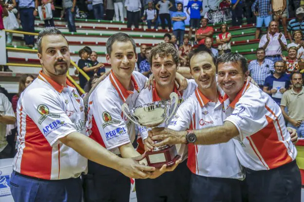 Carlos García, José María Cecín, Alberto Díaz, Rubén Túñez e Iñi Pedrosa celebran la Copa FEB de 2015, último título de Riotuerto.