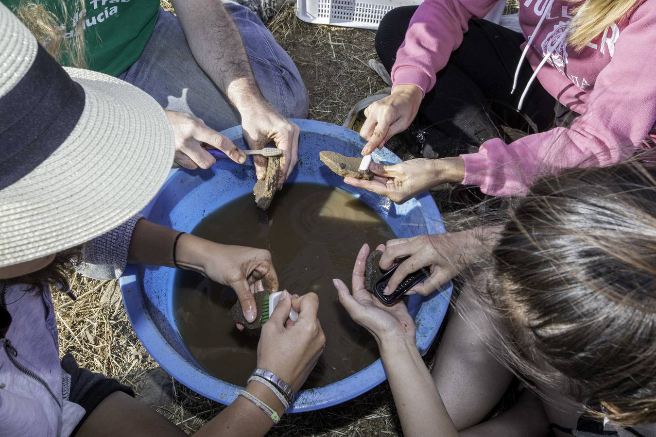 Jóvenes participantes en un campo de trabajo del yacimiento de La Cueva, en Camesa-Rebolledo (Valdeolea) donde se investigan unas termas y baños públicos romanos del Siglo III // Roberto Ruiz