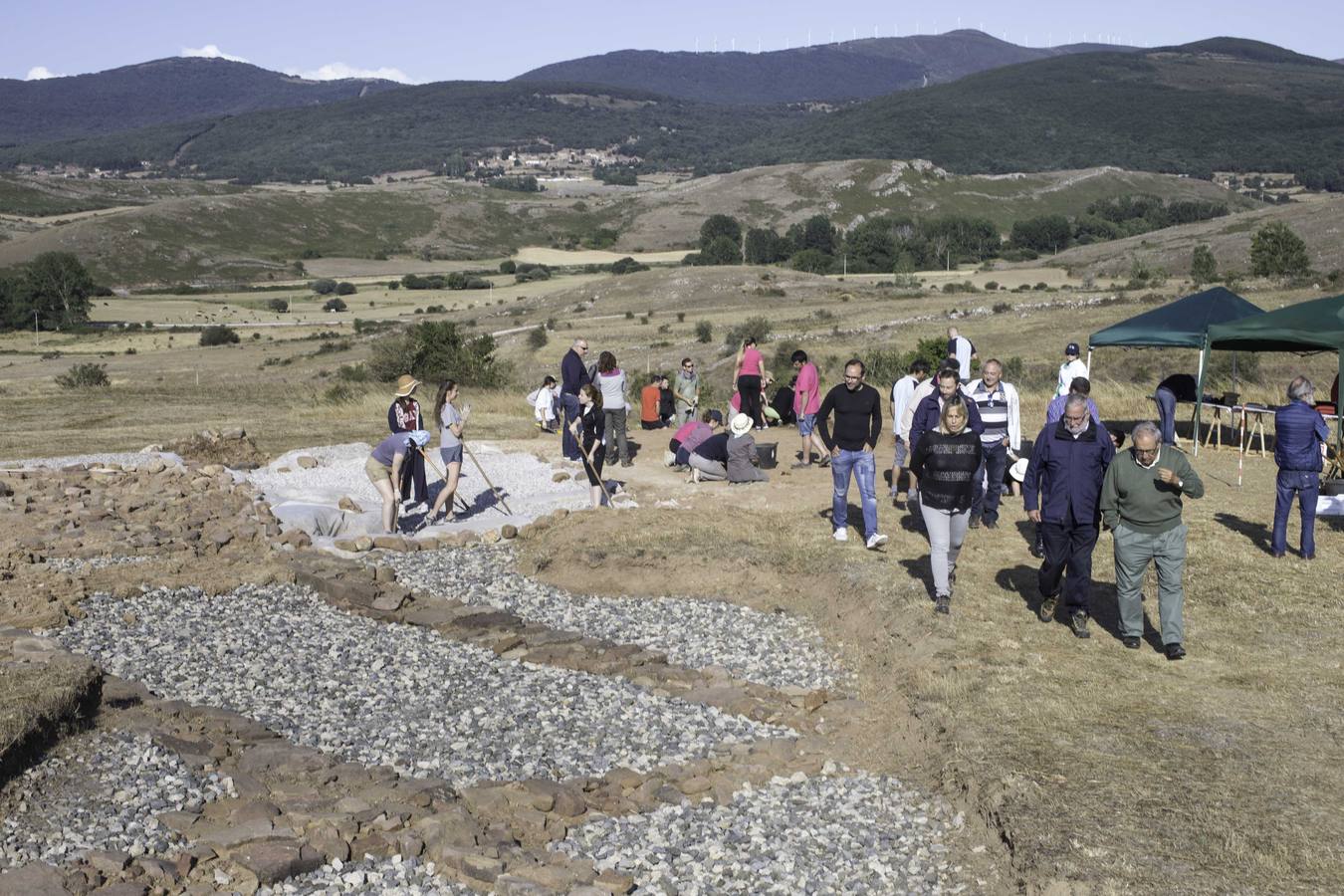 Jóvenes participantes en un campo de trabajo del yacimiento de La Cueva, en Camesa-Rebolledo (Valdeolea) donde se investigan unas termas y baños públicos romanos del Siglo III // Roberto Ruiz