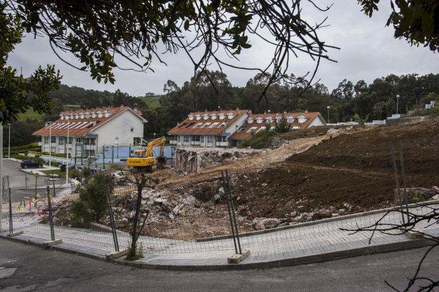 Los derribos de los chalés sin habitar de la playa de La Arena por sentencia judicial comenzaron en abril de 2009