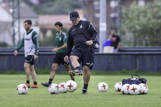 Ángel Viadero, durante el entrenamiento del equipo en las Instalaciones Nandoy Yosu.