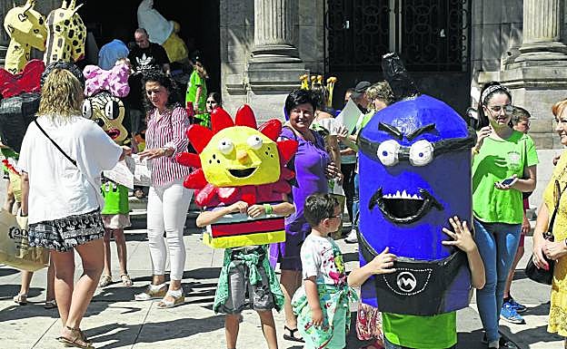 Los cabezudos salen del taller para participar en el desfile de Leonor
