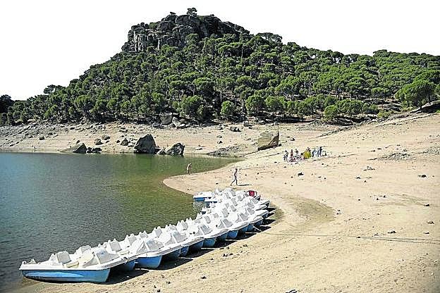 En dique casi seco. Pantano de San Juan, uno de los puntales del turismo interior en la Comunidad de Madrid.