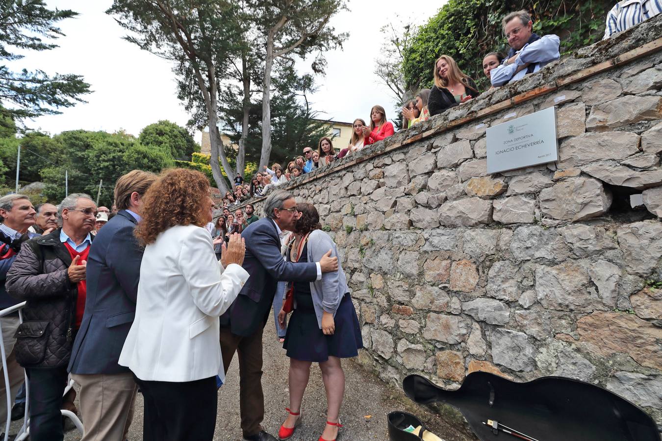 La alcaldesa descubre la placa con el nombre de Ignacio Echeverría, fallecido en el atentado de Londres