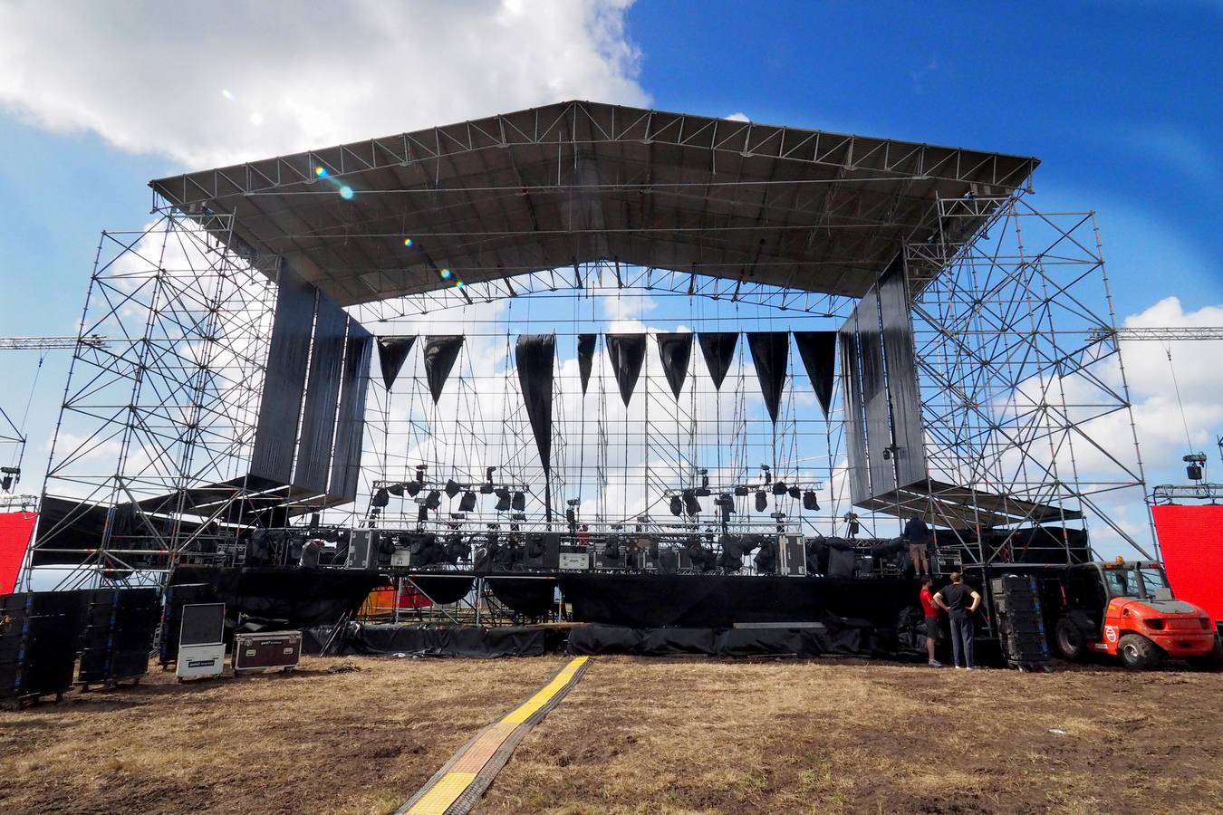 Preparativos para el concierto de música electrònica en Ajo