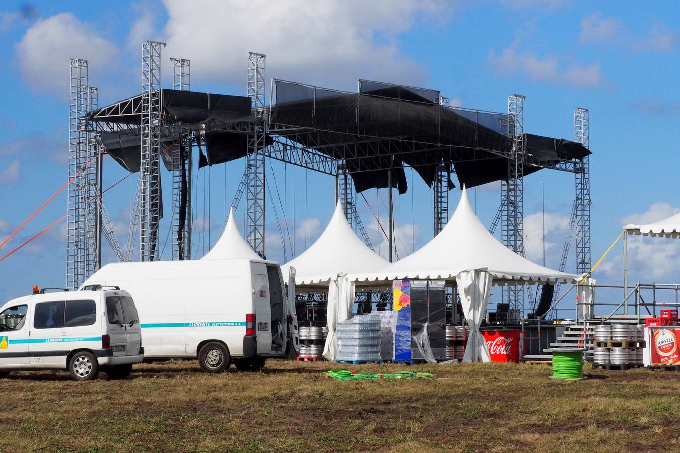 Preparativos para el concierto de música electrònica en Ajo