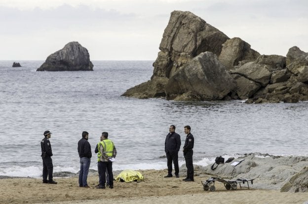 Imagen de archivo de las autoridades esperando para levantar el cadáver de un fallecido en la playa de Portio (Liencres).