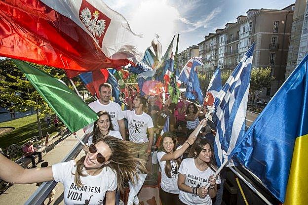 La azotea del autobús turístico sirvió de escenario para los participantes y sus banderas. :: celedonio