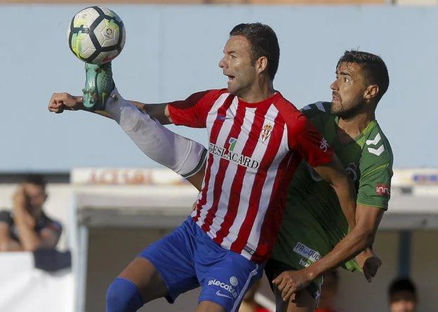 Paco Regalón pelea un balón con Borja Viguera en el partido disputado en Luanco. :: Javier Cotera