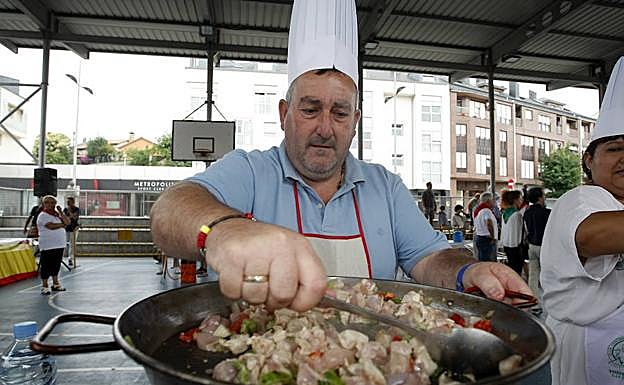 Los cocineros se prestan a elaborar sus platos de arroz o suculentas tortillas de patatas al aire libre
