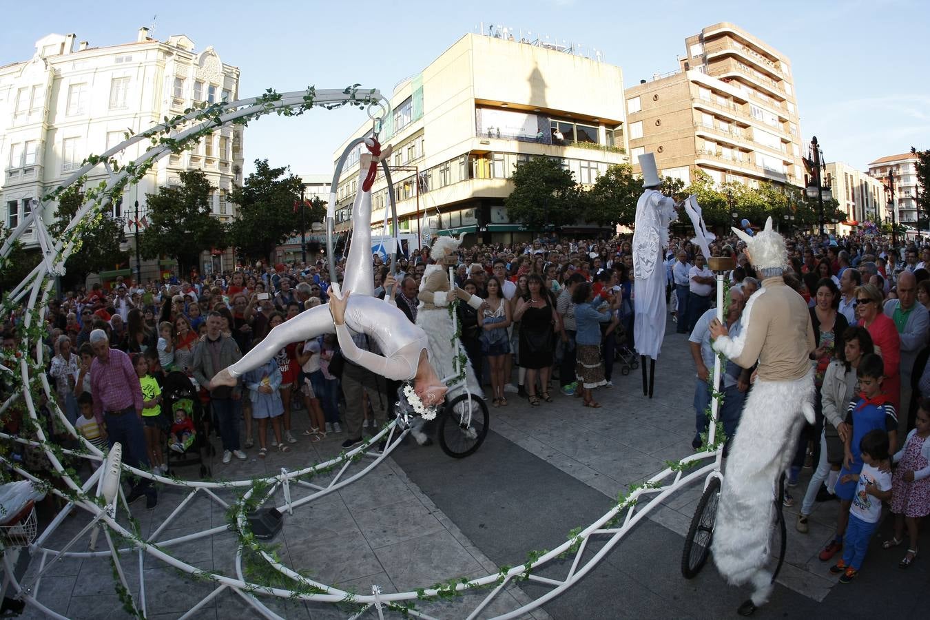 El chupinazo desata la locura en Torrelavega