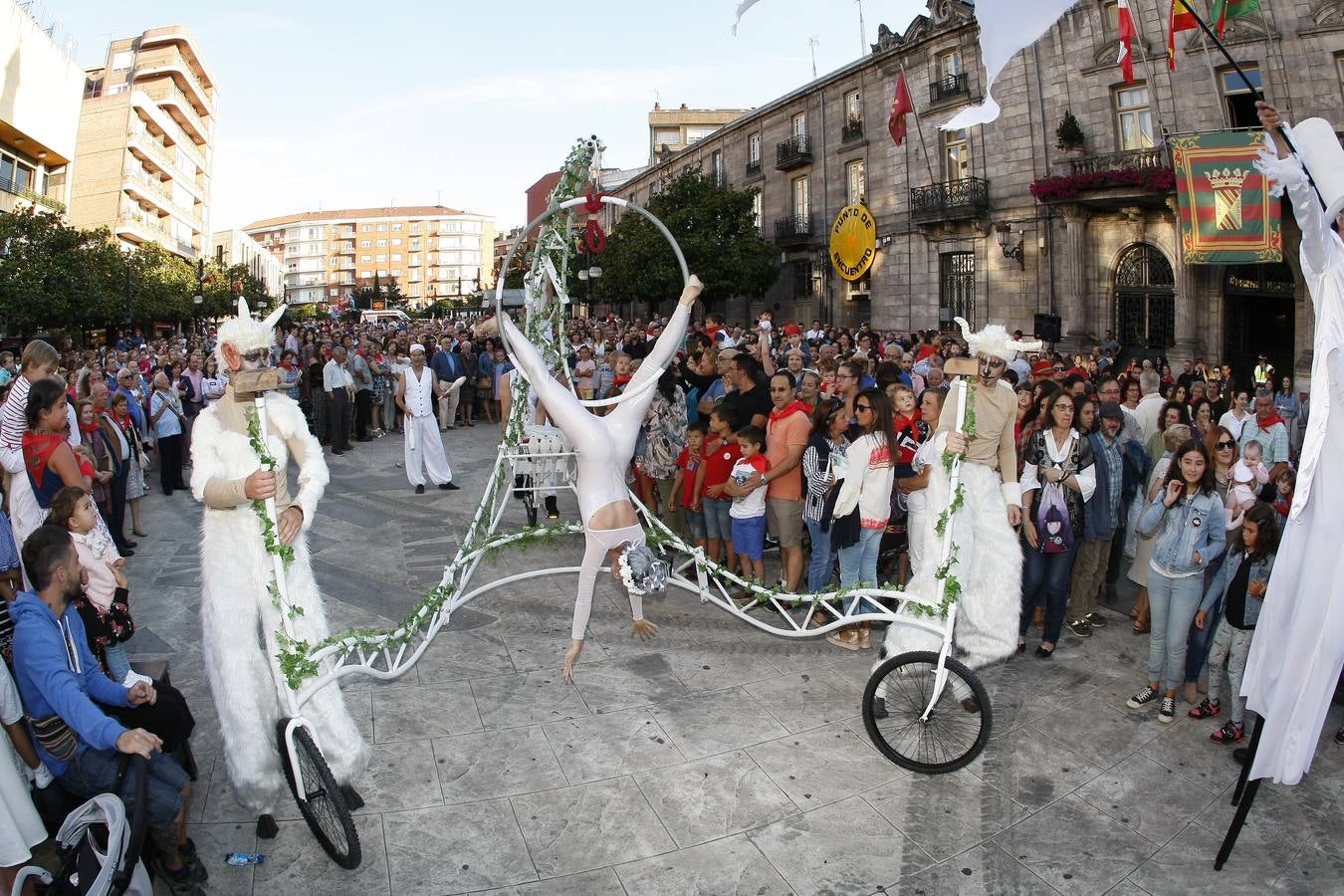 El chupinazo desata la locura en Torrelavega