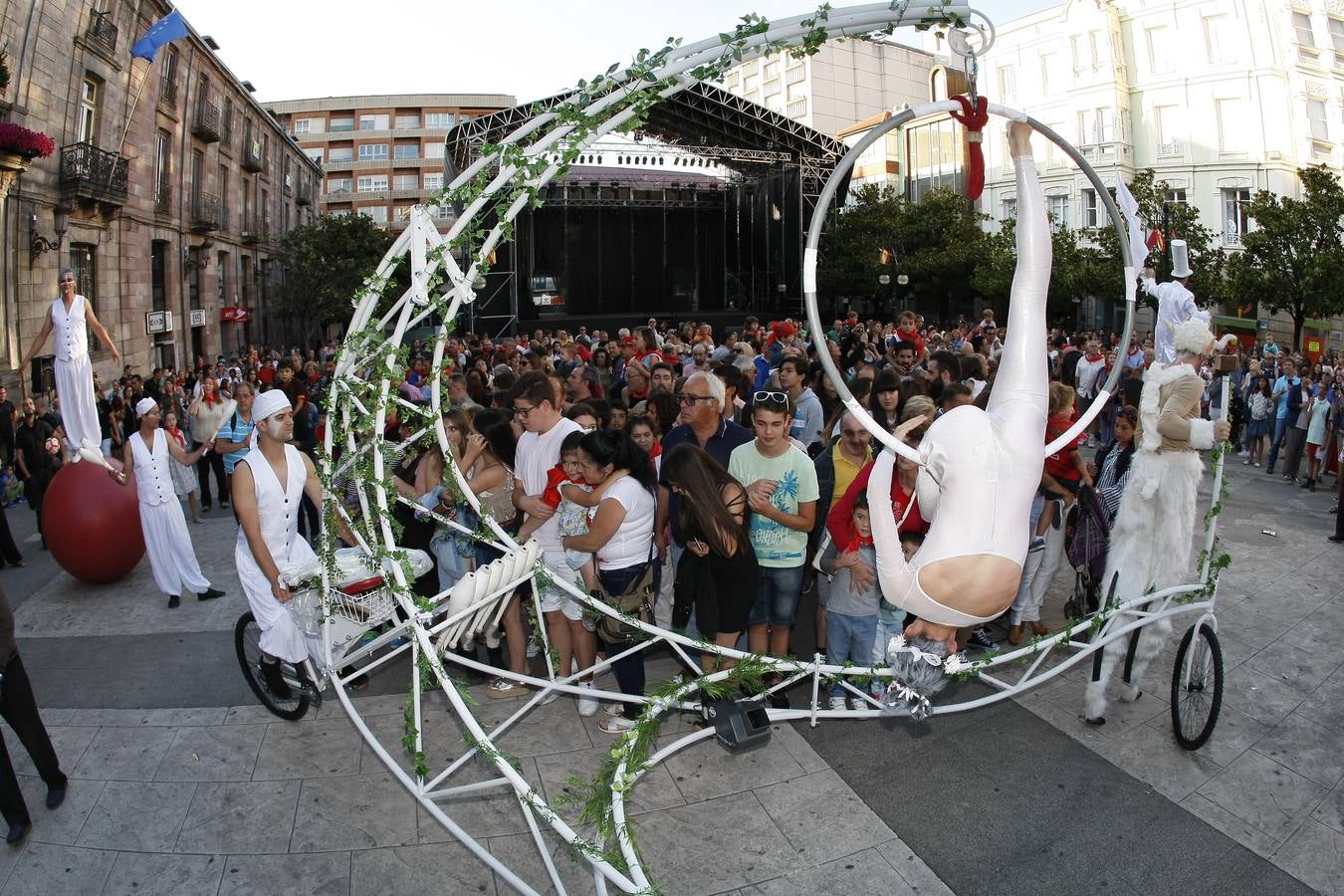 El chupinazo desata la locura en Torrelavega