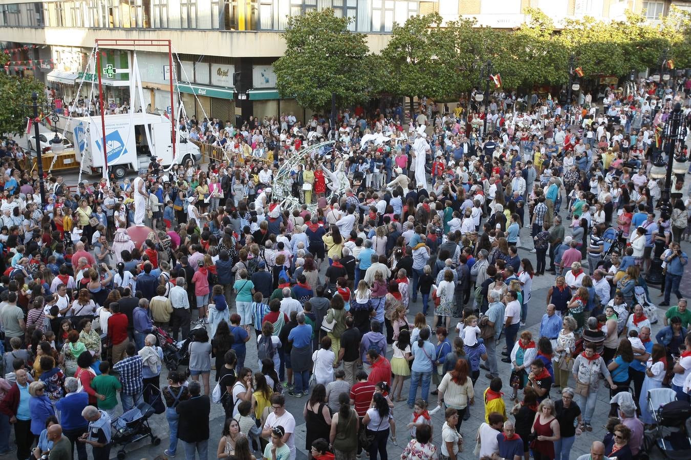 El chupinazo desata la locura en Torrelavega