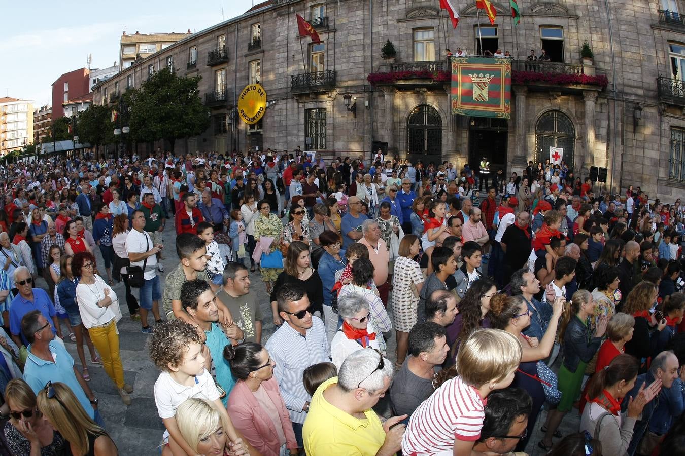 El chupinazo desata la locura en Torrelavega