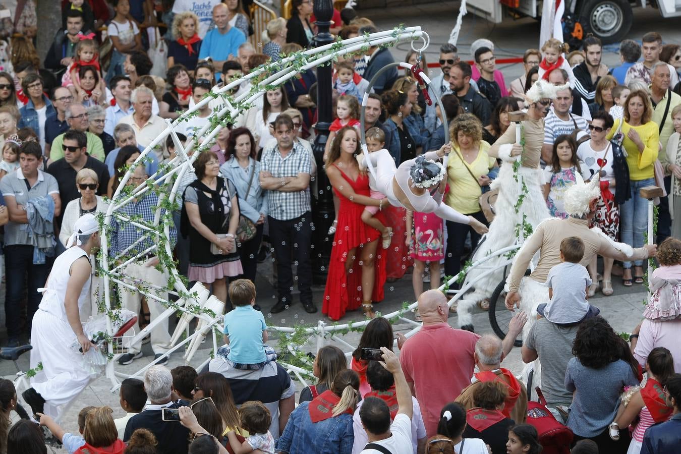 El chupinazo desata la locura en Torrelavega