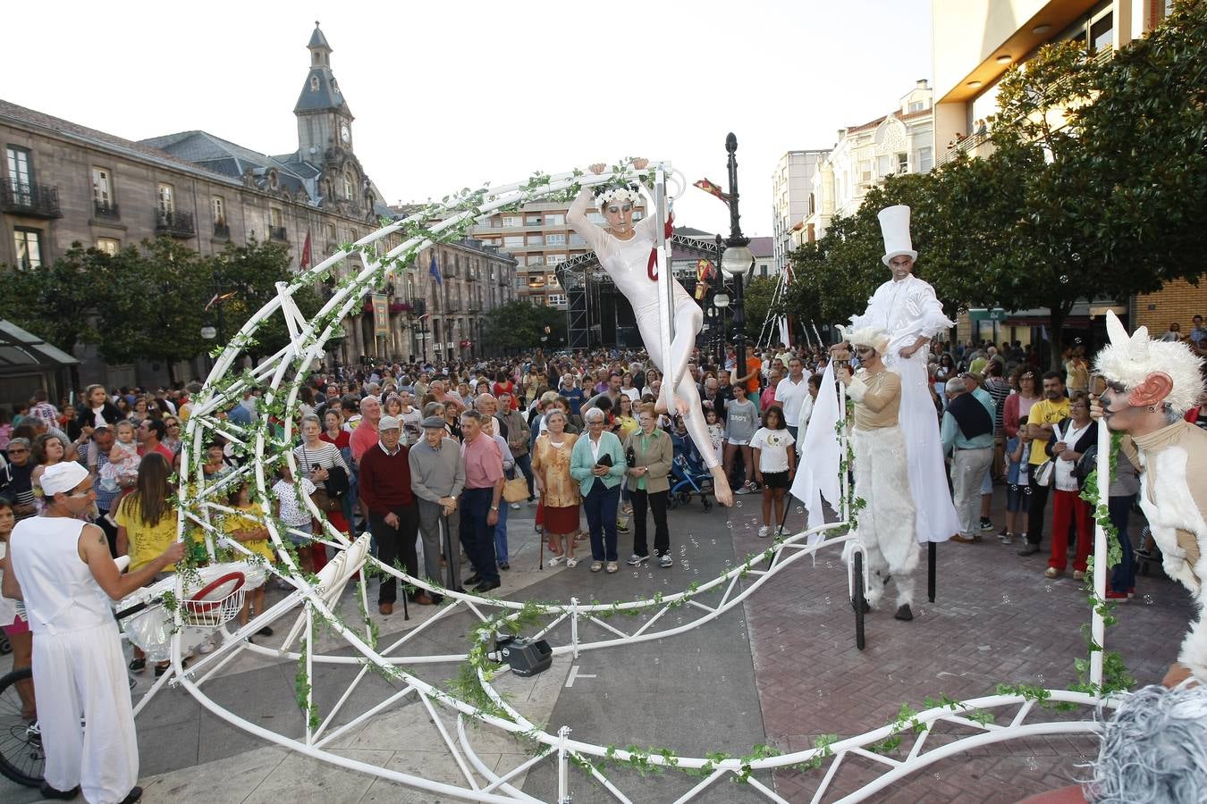 El chupinazo desata la locura en Torrelavega