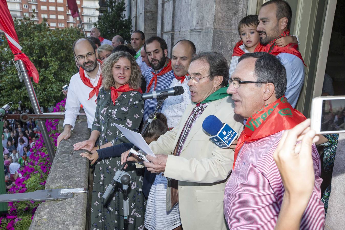 El chupinazo desata la locura en Torrelavega