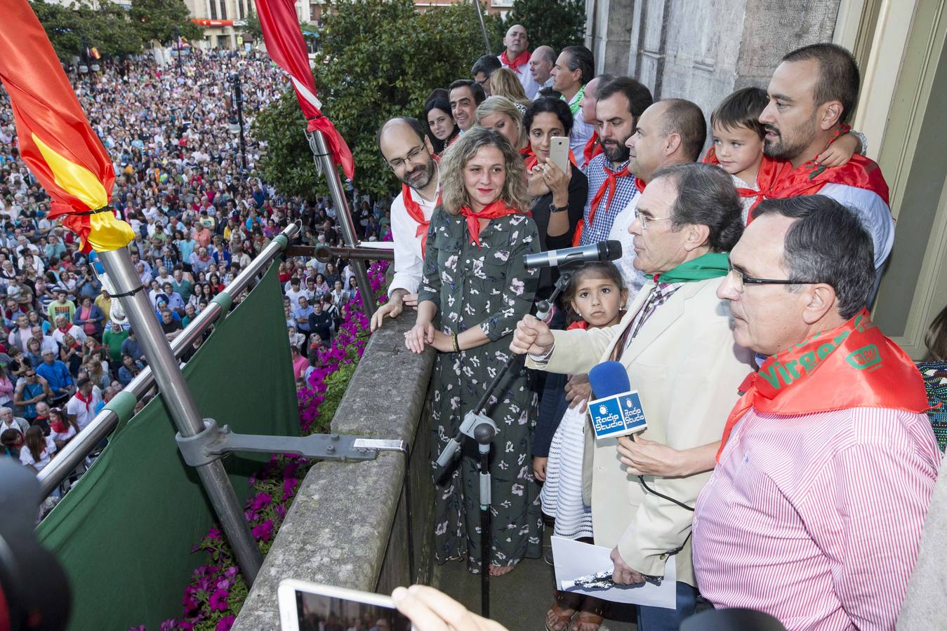 El chupinazo desata la locura en Torrelavega