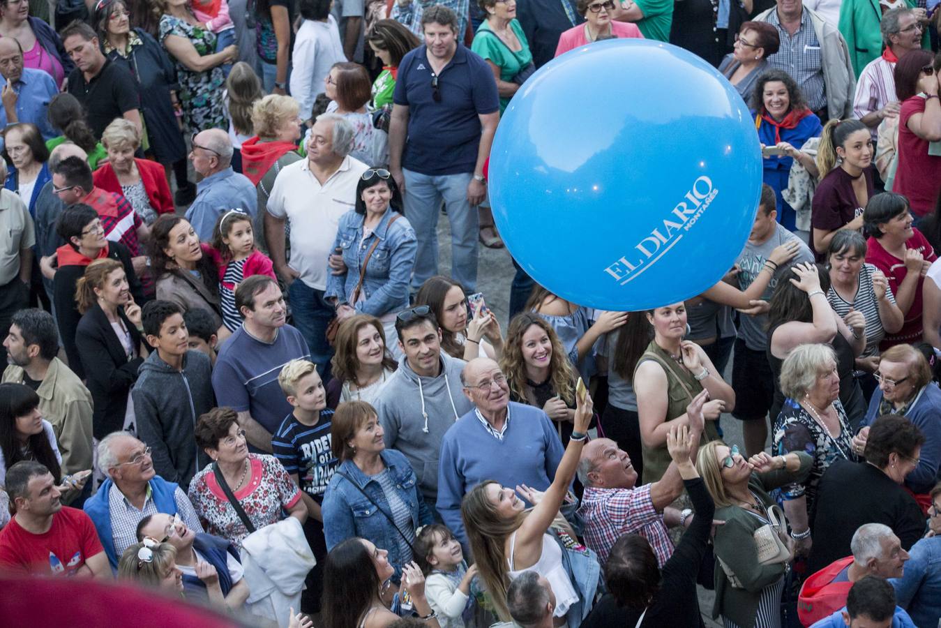 El chupinazo desata la locura en Torrelavega