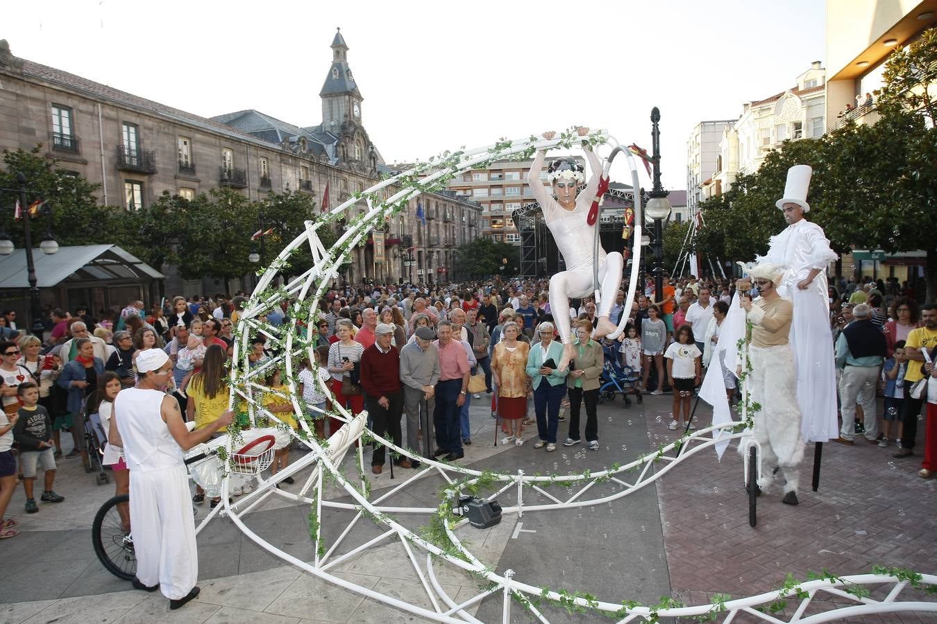 El chupinazo desata la locura en Torrelavega