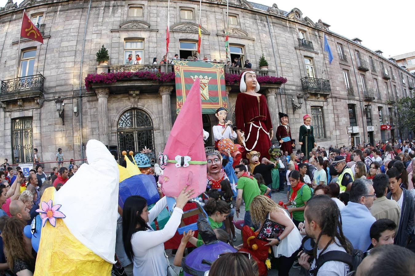 El chupinazo desata la locura en Torrelavega