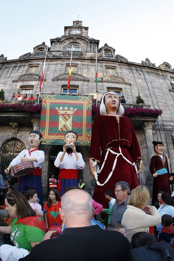 El chupinazo desata la locura en Torrelavega