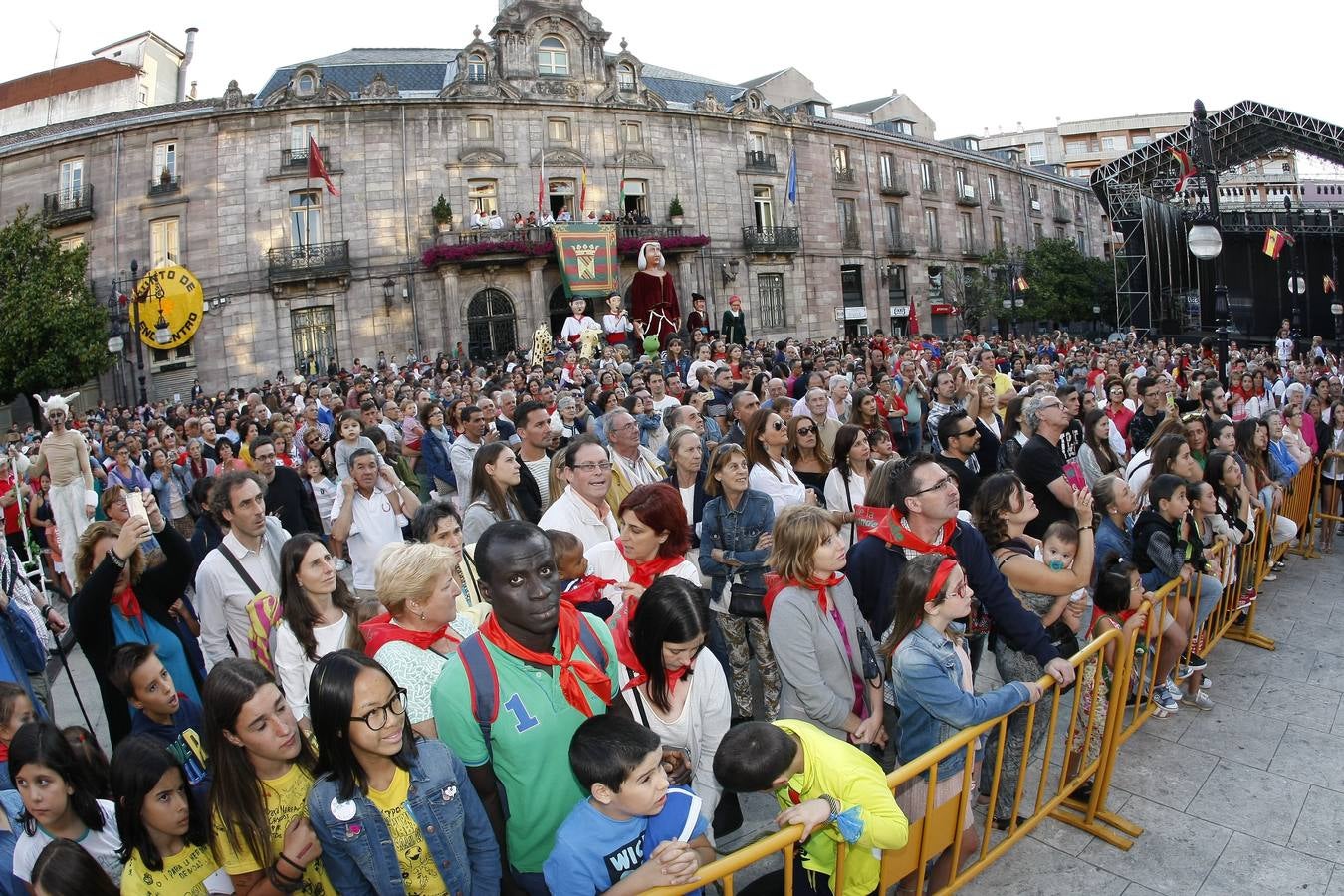 El chupinazo desata la locura en Torrelavega