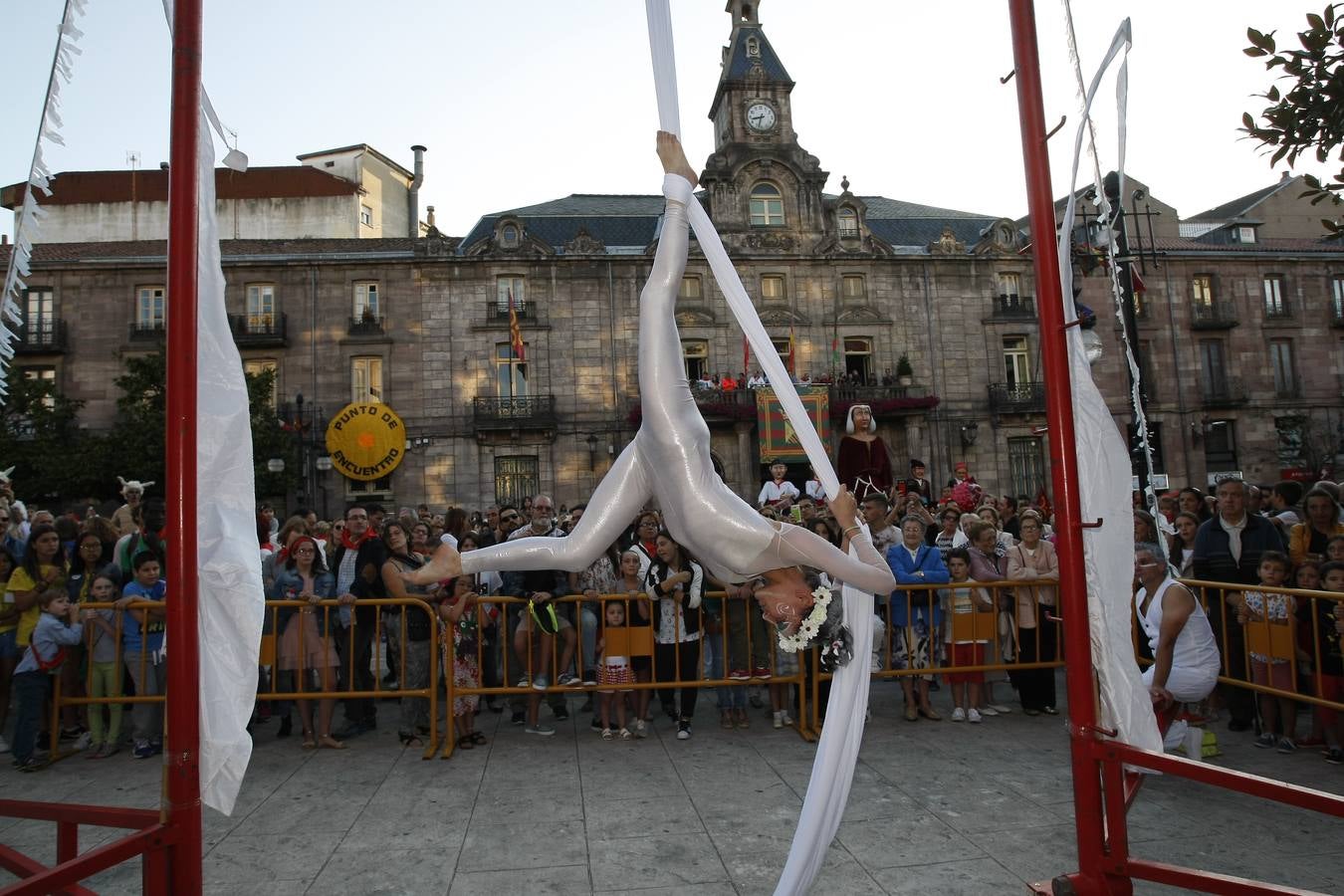 El chupinazo desata la locura en Torrelavega