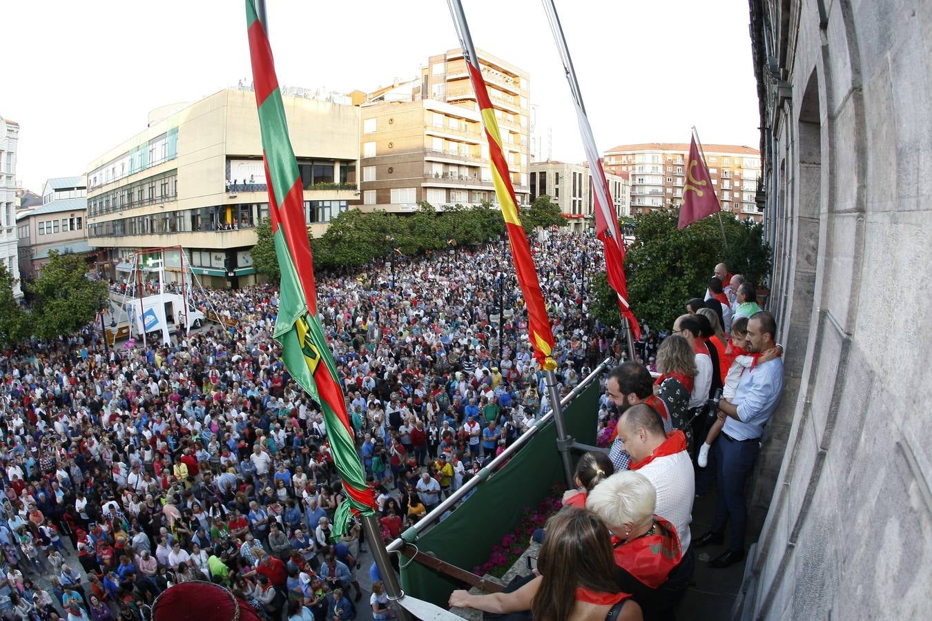 El chupinazo desata la locura en Torrelavega