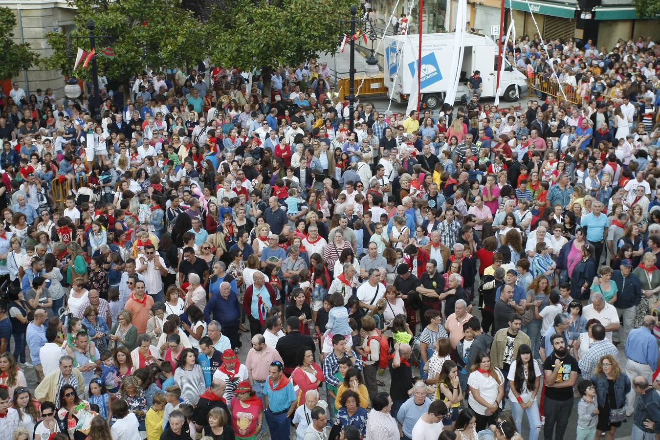 El chupinazo desata la locura en Torrelavega