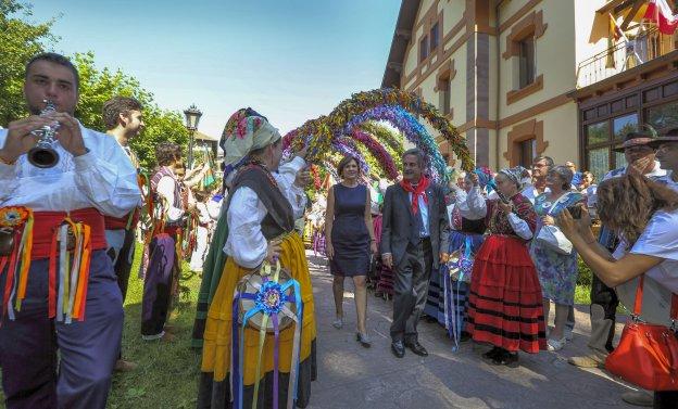 Revilla y su esposa, Aurora Díaz, en la celebración del Día de Cantabria de 2016.